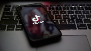 Content-Klau, Bot-Armeen und Todesschalter: Schwere Vorwürfe gegen Tiktok