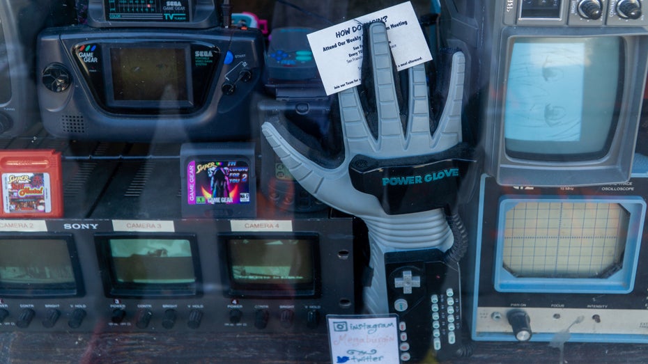 Eines der bei Ebay entdeckten NES-Spiele wurde offenbar für den Nintendo Power Glove entwickelt. (Foto: Shutterstock.com / Taner Muhlis Karaguzel)