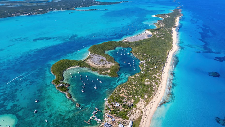 Bahamas-Insel Great Exuma mit tiefblauem Wasser und Anlegestellen. (Foto: Shutterstock.com/ Brookgardener)