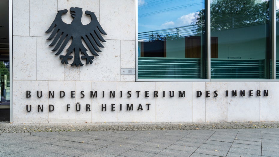 Mangelnde Distanz zu Russland: Bundesinnenministerin Faeser stellt BSI-Chef Schönbohm frei Mangelnde Distanz zu Russland: Bundesinnenministerin Faeser stellt BSI-Chef Schönbohm frei