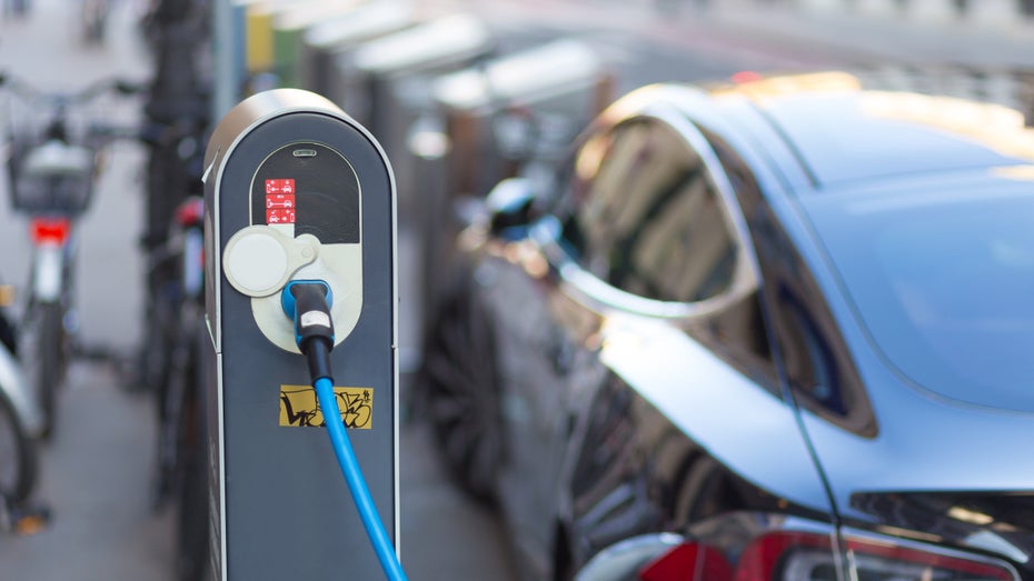 Alle 60 Kilometer eine Ladestation für E-Autos, alle 100 Kilometer eine Wasserstofftankstelle: Das fordert der EU-Verkehrsausschuss bis 2026. (Foto: Shutterstock.com / Matej Kastelic)