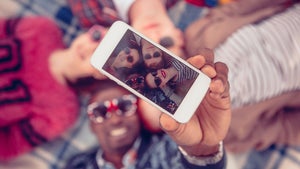 „Müde und betrunken”: KI bewertet eure Selfies – und ist richtig fies