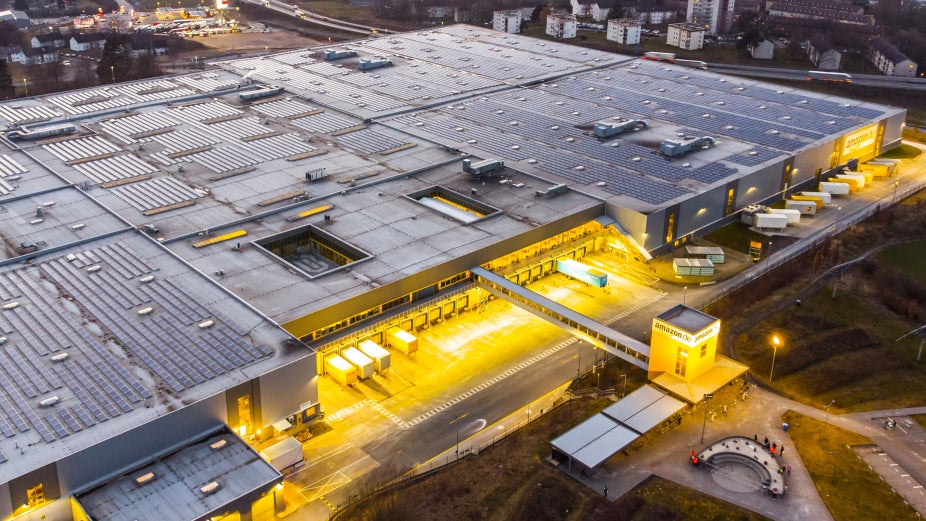 Amazon betreibt in Deutschland 20 Logistikzentren – das Foto zeigt einen Standort in Bad Hersfeld 2021. (Foto: 4kclips / Shutterstock) Todesfall in Amazon-Lager Leipzig – Betrieb lief einfach weiter