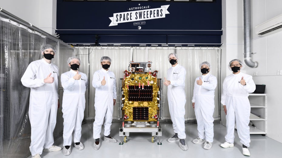 Das Astroscale-Team mit ihrem Prototypen. (Foto: Astroscale) Großbritannien will den Weltraum aufräumen: Stellt 4 Millionen Pfund bereit