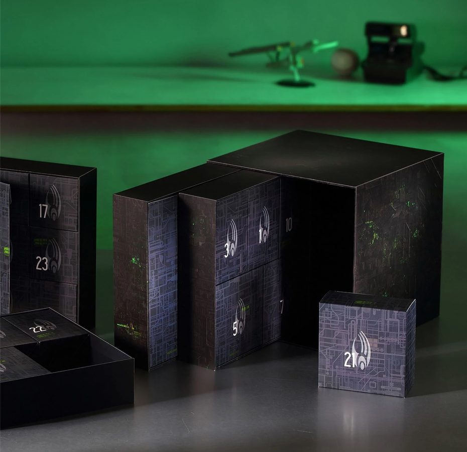 Startrek Adventskalender in Form eines Borg Kubus (schwarzer Würfel mit grünen Elementen)