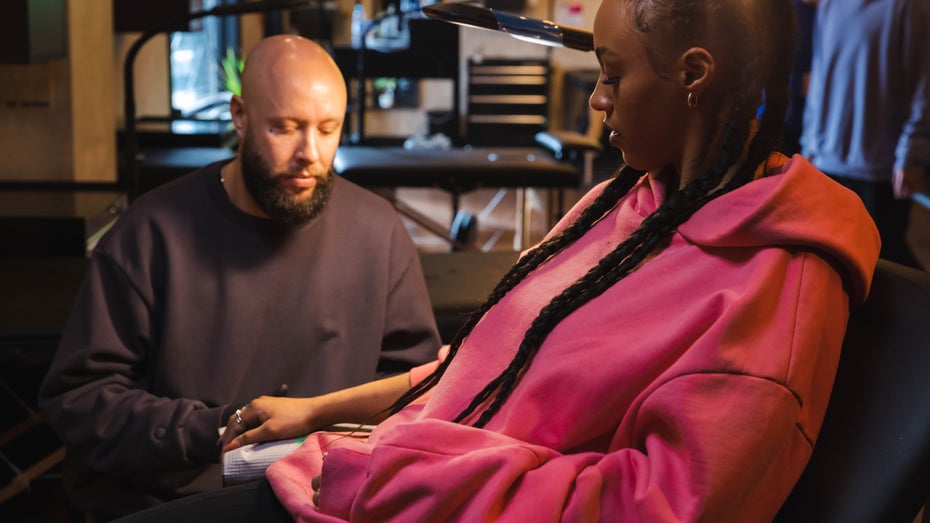 Hoodies, Sweater und Clogs gibt es von LNQ in verschiedenen Farben und mit dem sogenannten LNQ-One-Chip. (Foto: LNQ) „Metaverse der Dinge“: Ein Tracking-Cookie für den Pullover