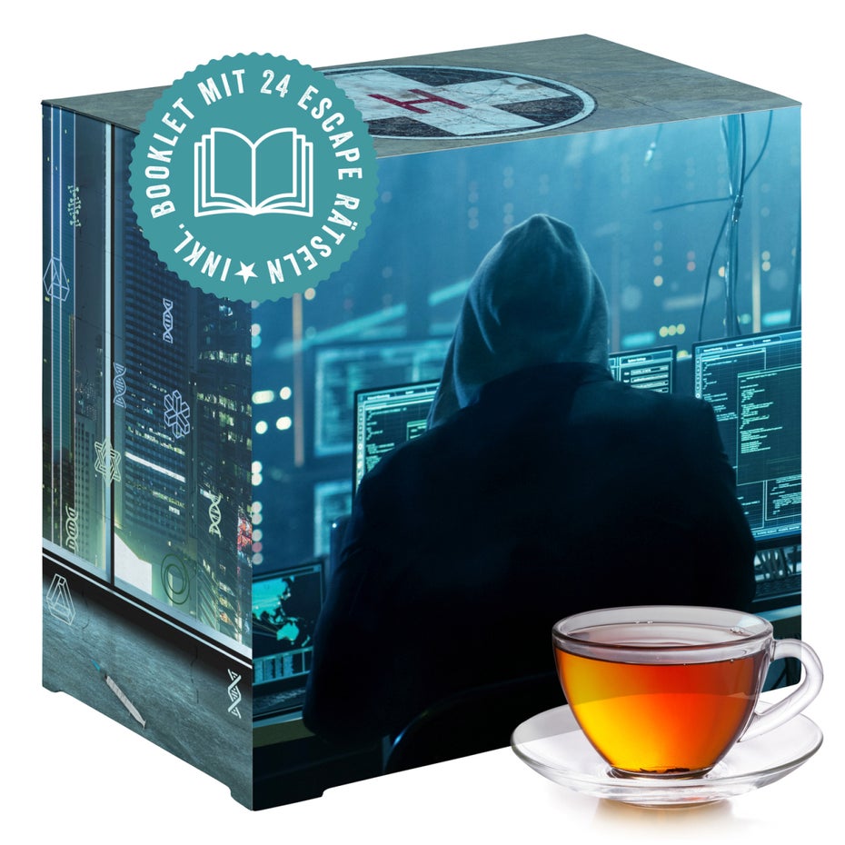 Ein Adventskalender mit Bild eines Hackers, vor dem eine Tasse Tee steht