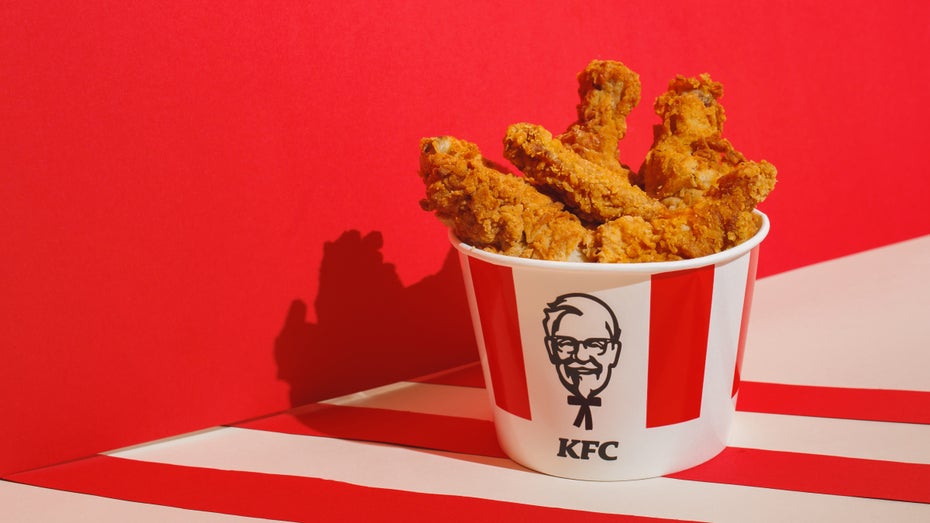 KFC hat sich einen Ausrutscher erlaubt. (Bild: Pavlovska Yevheniia / Shutterstock) Geschmacklos: KFC nutzt Reichspogromnacht für Hähnchen-Werbung