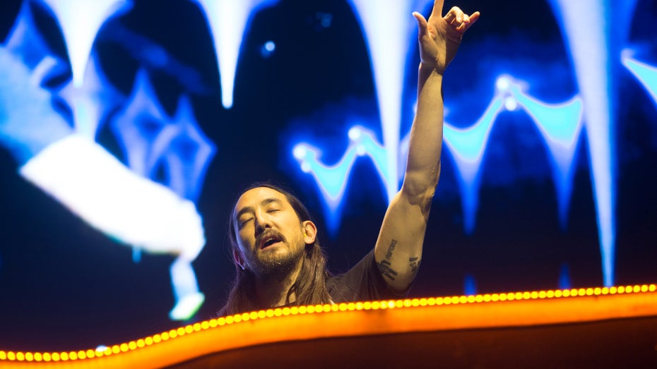 Steve Aoki ist bekannt für wilde Partys. (Foto: Sterling Munksgard / Shutterstock) Amazon: Die einen bekommen ein Konzert von Steve Aoki, die anderen fliegen raus