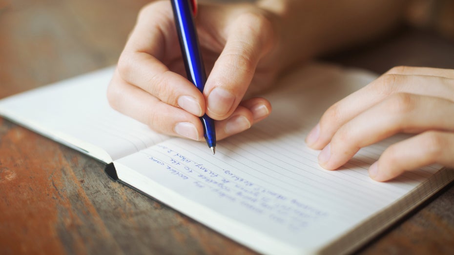 Viele Menschen führen Tagebuch. (Foto: Song_about_summer / Shutterstock) Gespräch mit dem Ich der Kindheit: Künstlerin füttert KI mit ihrem alten Tagebuch