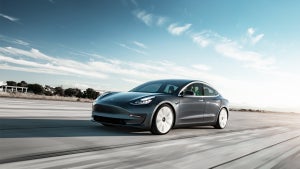 Selbstfahrender Tesla verursacht Unfall mit 8 Fahrzeugen