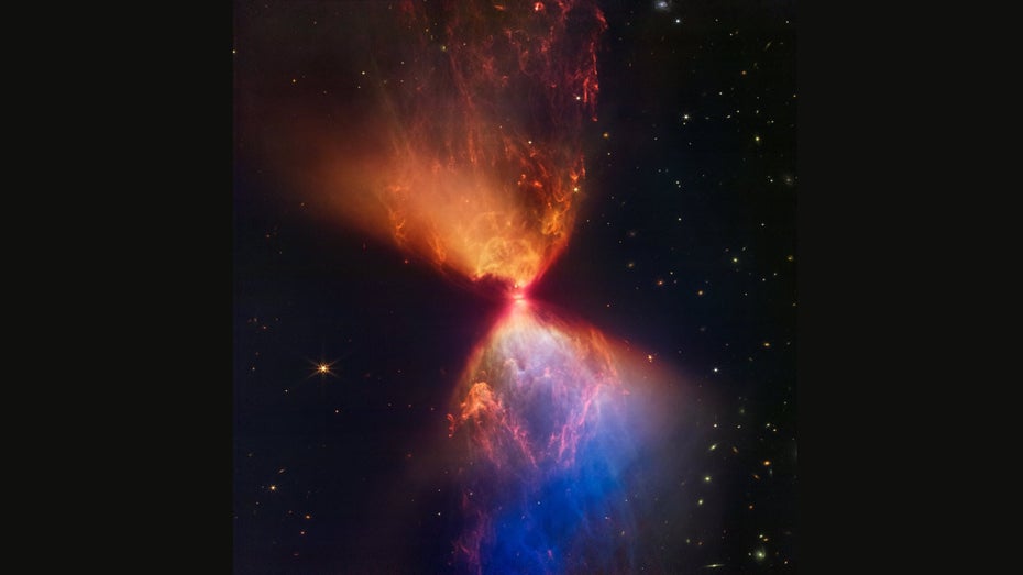 James Webb: „Galaktische Sanduhr“ umgibt Stern im Entstehen