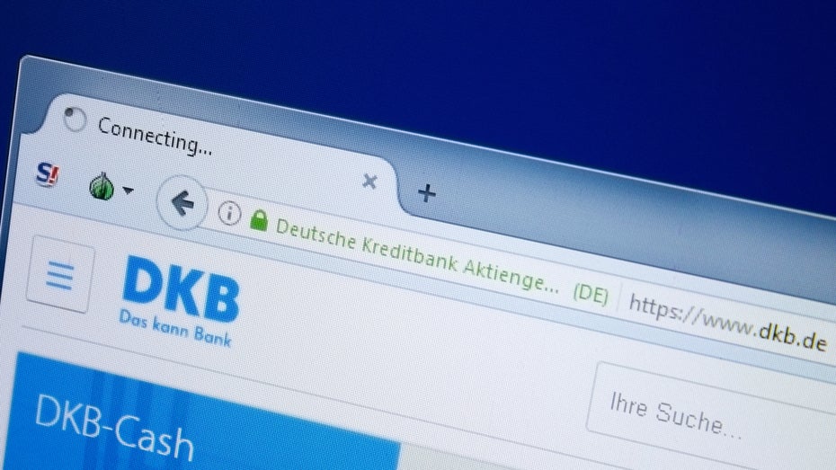 Doppelte Abbuchung vom DKB-Konto – was können Kund:innen tun? (Foto: Shutterstock / Sharaf Maksumov) DKB: Fehler führt zu doppelten Abbuchungen – was können Kunden tun?