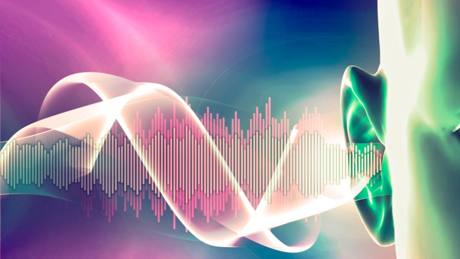 Statt ins Ohr auf die Haut – Schallwellen können nicht nur vom Trommelfell aufgenommen werden. (Bild: Shutterstock/Naeblys) Durch Berührung hören – neue Technologie überträgt Musik über die Haut