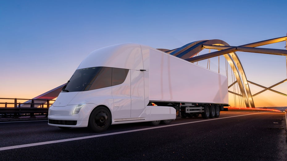 Mit 3 Jahren Verspätung: Elon Musk übergibt ersten Tesla Semi an Pepsi