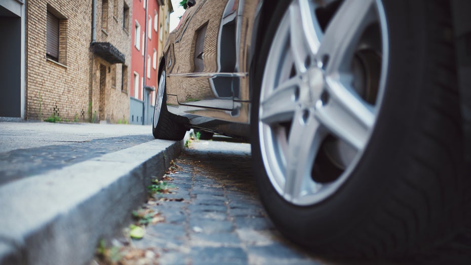 Neue Ladelösung: E‑Autos auf dem Bordstein des Gehwegs laden Neue Ladelösung: E‑Autos auf dem Bordstein des Gehwegs laden