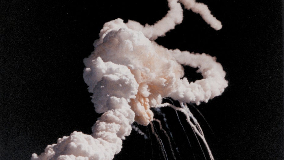 Die Challenger kurz nach dem Auseinanderbrechen. (Foto: Shutterstock/Everett Collection) Nach 36 Jahren: Trümmer des zerstörten Space-Shuttles Challenger auf dem Meeresboden gefunden