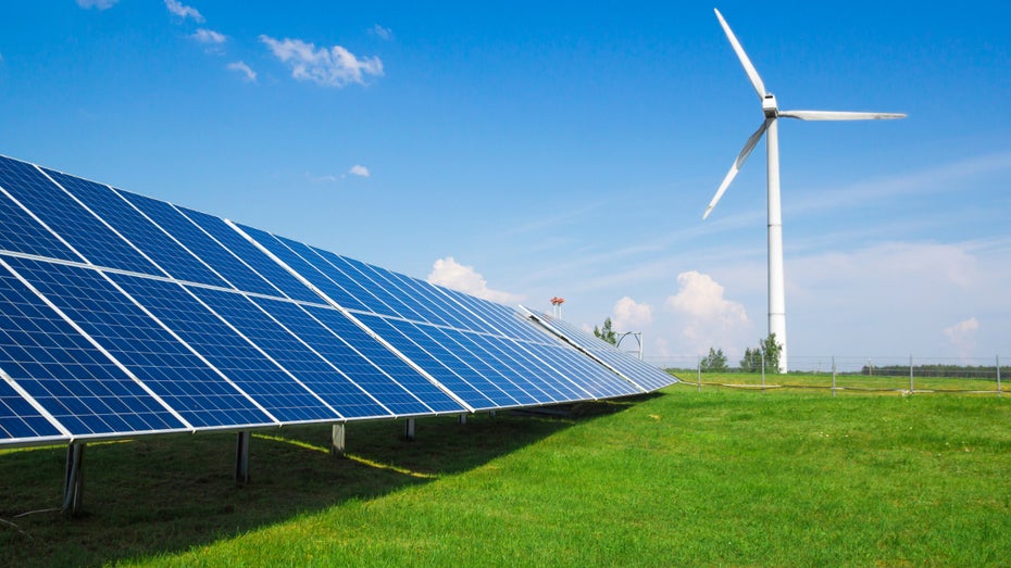 Wind- und Solarenergie sind wichtige Bestandteile der Zukunft. (Foto: bonder.olka / Shutterstock) Von Wasser bis Wind: Das ist die Zukunft der nachhaltigen Energiegewinnung