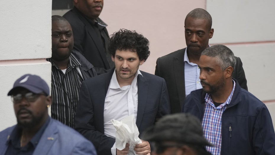 FTX-Pleitier Bankman-Fried vor dem Gerichtsgebäude auf den Bahamas. (Bild: AP Photo/Rebecca Blackwell) Gericht: FTX-Pleitier Bankman-Fried darf gegen 250-Millionen-Kaution bei seinen Eltern wohnen