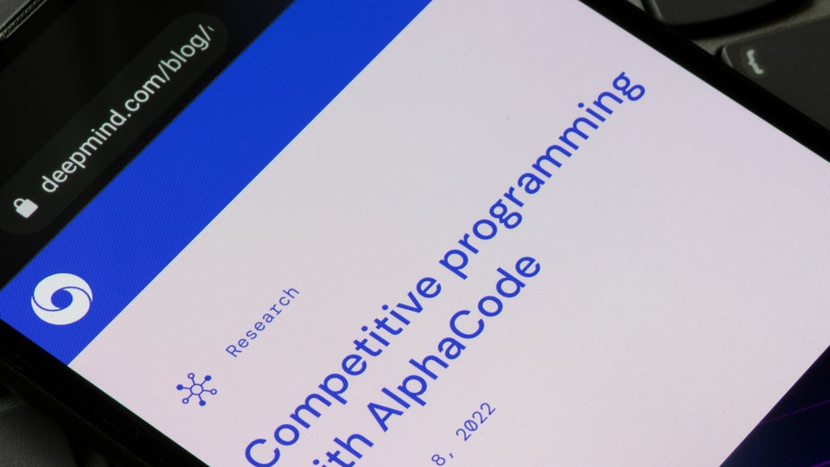 Hinter Alphavode steht die Alphabet-Tochter Deepmind. (Foto: Tada Images / Shutterstock) KI vs Mensch: Alphacode erzielt beim Programmieren vergleichbare Leistungen