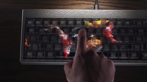 Diese Gaming-Tastatur hat ein Display unter den Tasten