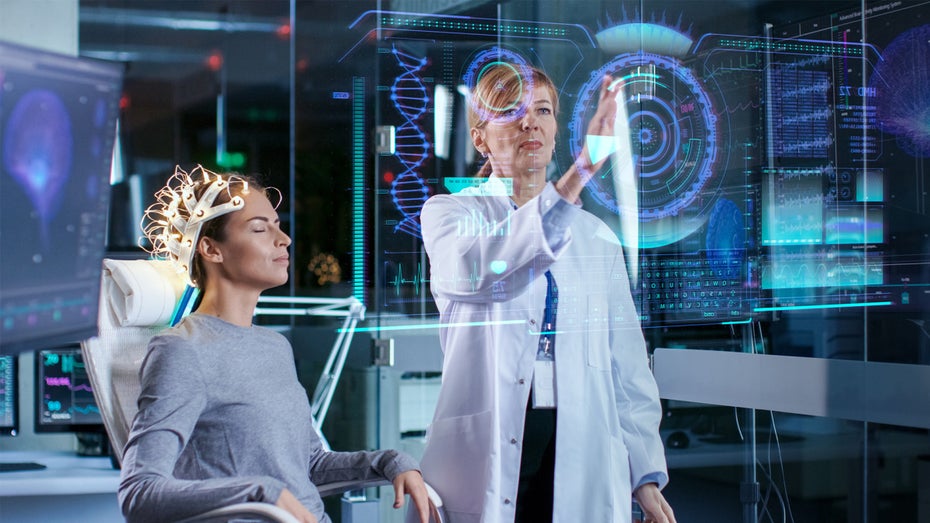 Das Interface wird ohne Operation eingesetzt. (Foto: Shutterstock / Gorodenkoff) Jeff Bezos und Bill Gates investieren in Brain-Computer-Interface-Startup Synchron