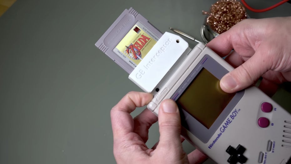Der GB Interceptor. (Screenshot: Youtube / t3n) Streaming-Modul: Bastler macht Gameboy bereit für Twitch