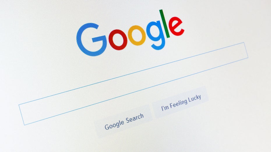 Google-Updates verzögern sich über die Feiertage. (Foto: Shutterstock / Evan Lorne) Google: Spam- und Helpful-Content-Updates verzögern sich über die Feiertage