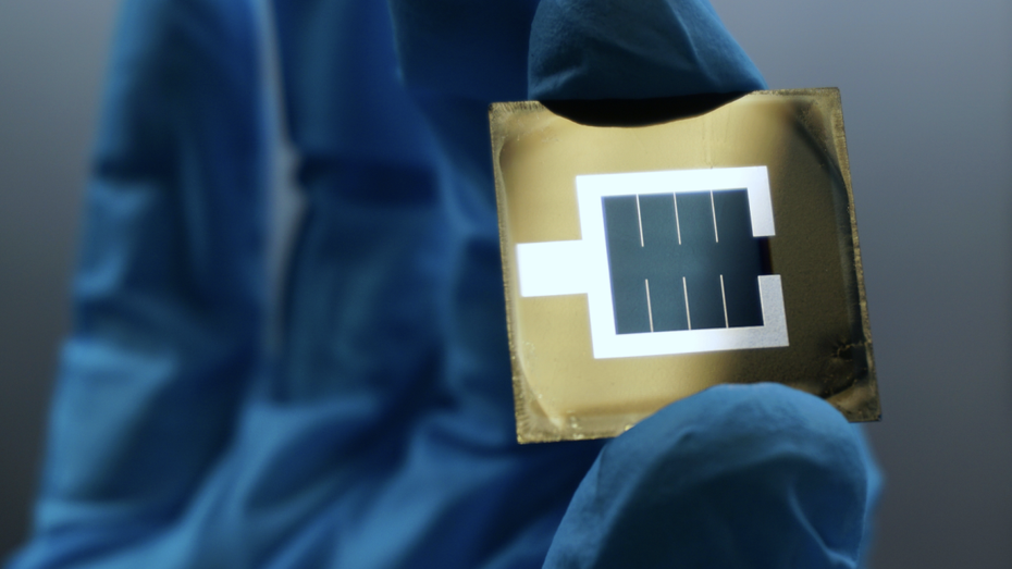 Die Solarzelle hat lediglich die Größe eines kleinen Chips. (Screenshot: HZB) Solarzelle aus Berlin holt den Energierekord zurück nach Deutschland