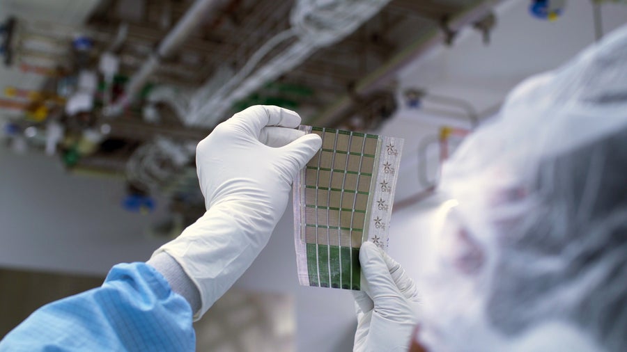 Dünn wie Papier: Solarzellen auf Stoff gedruckt. (Bild: Melanie Gonick, MIT) Solarenergie: Diese ultradünnen Solarzellen können sogar auf Stoff gedruckt werden