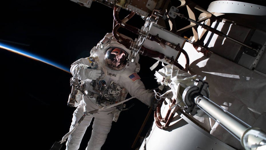 Nasa-Astronaut Frank Rubio auf einem seiner bisherigen Weltraumspaziergänge an der ISS. (Foto: Nasa) Nasa: So verfolgt ihr den Weltraumspaziergang der ISS-Astronauten im Live-Stream