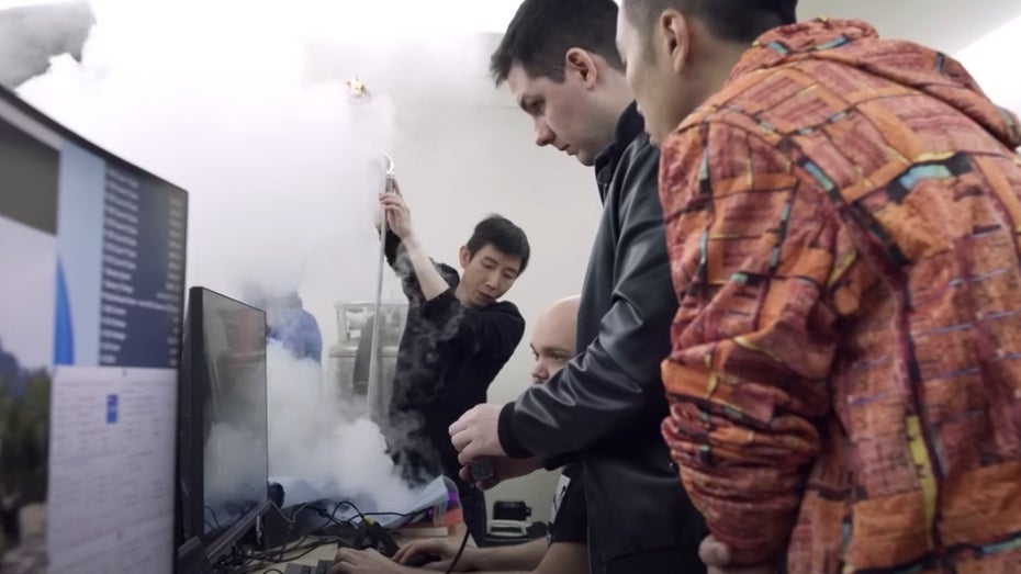 Overclocking-Legende „Elmor“ (2.v.l.) und sein Team beim Weltrekordversuch. (Screenshot: Youtube/Intel, t3n) Erstmals 9 GHz geknackt: Overclocking-Legende erreicht neuen Taktfrequenz-Weltrekord