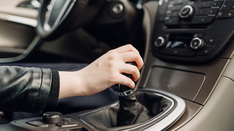 Lexus entwickelt einen Schaltknüppel im Elektroauto. (Foto: Shutterstock / Lifestyle and Wedding ph) Feeling eines Verbrenners: Schaltgetriebe für E-Autos in Entwicklung