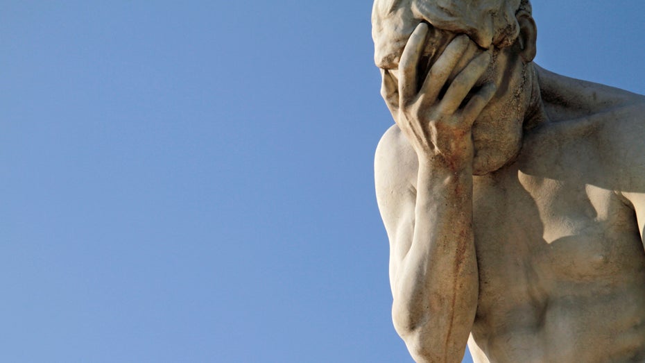 Bei den neun Fails haben sich die Nutzer:innen vor den Smartphones und Rechnern auch an die Stirn gefasst. (Foto: Shutterstock/Gaudilab) Zum Fremdschämen: 9 Social-Media-Fails bekannter Unternehmen