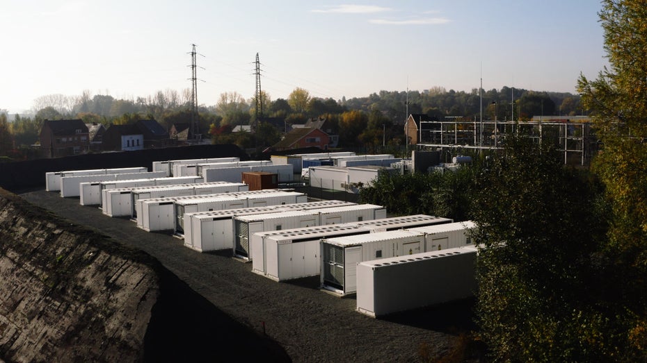 Unscheinbar sieht es aus, das größte Megapackprojekt in Kontinentaleuropa. (Bild: Tesla) Mega-Megapack: Tesla enthüllt größtes Projekt in Europa