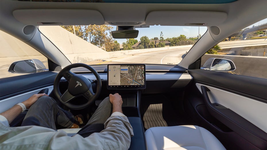 Tesla Autopilot: Polizei weckt schlafenden Mann bei 110 km/h auf der Autobahn