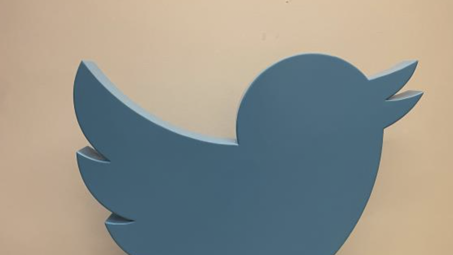 Diese Twitter-Statue kann sich demnächst jemand ins Wohnzimmer stellen. (Foto: HGP/ Twitter) Twitter-Auktion: Elon Musk räumt Designerstücke und Büromöbel aus