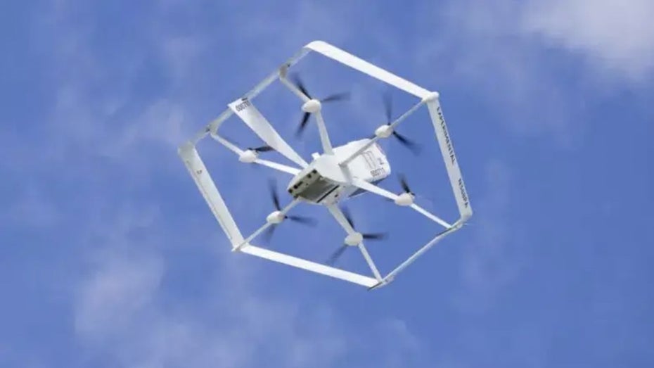 Pilotprojekt gestartet: Amazon liefert Pakete mit Drohnen – binnen 60 Minuten Pilotprojekt gestartet: Amazon liefert Pakete mit Drohnen – binnen 60 Minuten