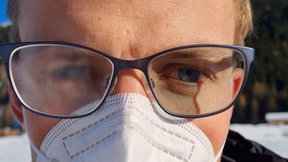 Lösung für beschlagene Brillen: Beschlagenes Glas ohne, nicht beschlagenes Glas mit Beschichtung. (Foto: ETH Zürich) Nie wieder beschlagene Brille: Forscher entwickeln spezielle Beschichtung für Gläser