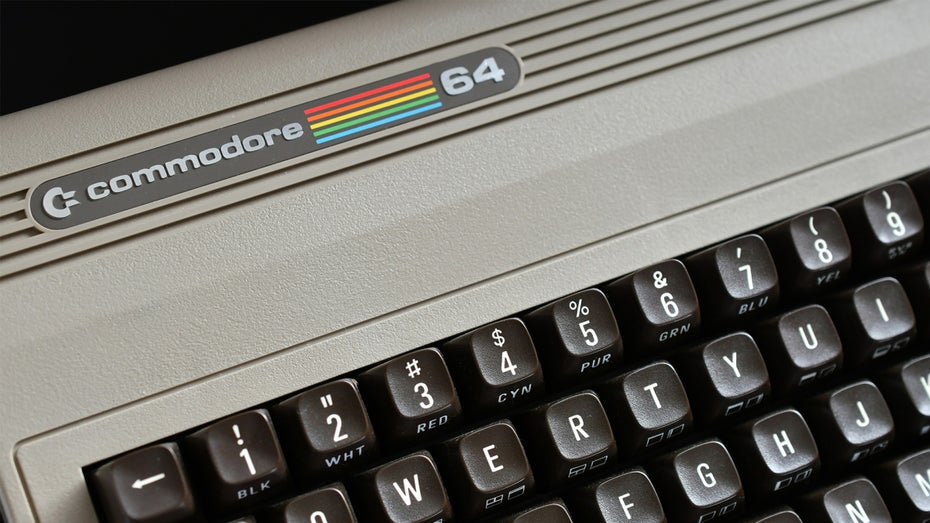 Commodordion: Eins Akkordeon aus C64 und Floppy-Disks. (Foto: Shutterstock / MargJohnsonVA) Commodore C64 wird zum Akkordeon: Kreativer Bastler zeigt, wie es geht