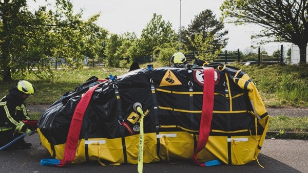 Mit diesem Sack könnte die Feuerwehr künftig brennende Elektroautos löschen