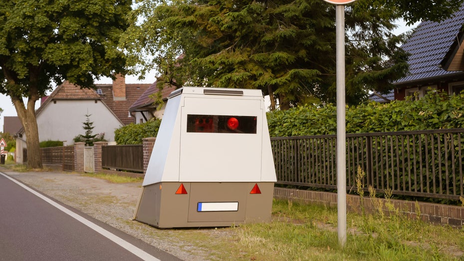 Neue Blitzer in Berlin erkennen zu laute Fahrzeuge. (Foto: Shutterstock / Ronald Rampsch) Berlin testet Lärmblitzer gegen zu laute Fahrzeuge