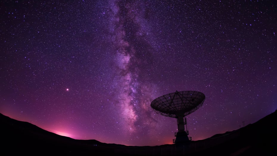 Anhand von Radiowellen erhalten Forscher:innen Aufschluss über die größte Galaxie im Universum. (Symbolfoto: Shutterstock/zhengzaishuru) Alcyoneus: Bislang größte Galaxie im Universum entdeckt