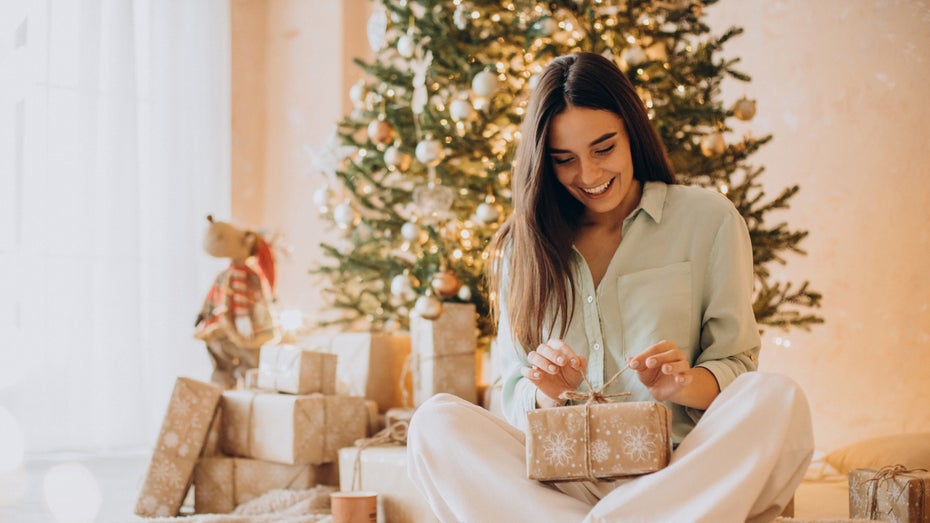 Weihnachtsgeschenke: Auch Vermögenswerte können unterm Tannenbaum liegen. (Foto: Shutterstock/PH888) Weihnachten: Drei Finanzgeschenke, die ihr in Geschenkpapier einwickeln könnt