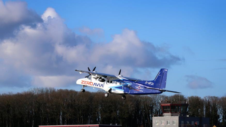 Bis 2025 will das englische Unternehmen Zero Avia kommerzielle Flüge ausschließlich mit Wasserstoff-Brennstoffzellenantrieb durchführen. (Foto: Zero Avia) Flugzeug des englischen Unternehmens Zero Asia in der Luft (Foto: Zero Asia)