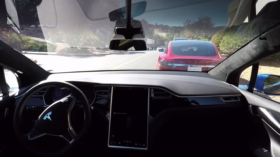 Beim autonomen Parken ist der Tesla aus dem Video in einen Zaun gefahren. Das konnten schon damals andere Assistenten besser. (Screenshot: Tesla/ t3n.de) Leitender Tesla-Ingenieur gibt zu: Autopilot-Video war fake