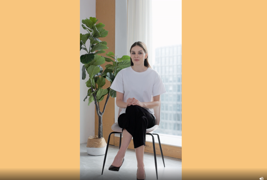 Eine Frau sitzt auf einem Stuhl, Hochkant-Video