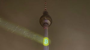 Werbekampagne: Bitcoin-Logo erstrahlt auf Berliner Fernsehturm