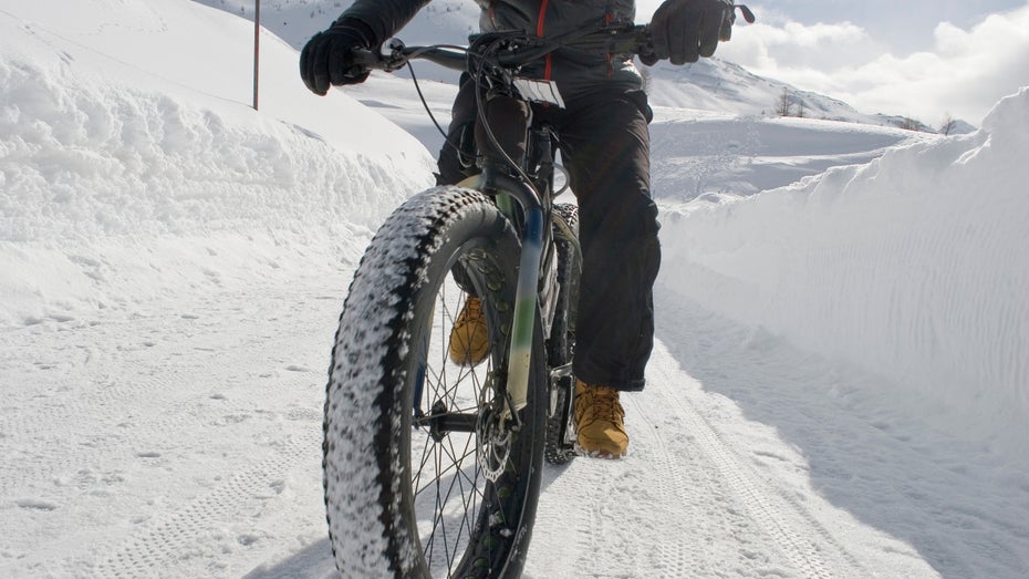 Wer den Akku seines E-Bikes nicht vor Kälte schützt, muss mit einer reduzierten Leistung rechnen. (Foto: angelaflu / shutterstock) E-Bike im Winter: Diese Akku-Tricks versprechen eine höhere Reichweite