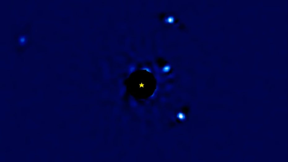 Die Exoplaneten sind die hellen Punkte. (Screenshot: Jason Wang / t3n) Sternentanz: 4 Exoplaneten umkreisen gemeinsam einen Stern